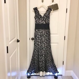 Tadashi Shoji Navy Contrast Waist Lace Gown Size 4, EUC